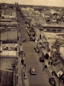 Las icónicas torres al final de la calle Rivadavia, tomada por el fotográfo Alcibíades Rodriguez, circa 1950
