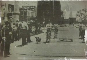 Carrera inaugural en 1982 del Club Ciclista en el predio de Crisoldinie. Archivo Diario El Sol