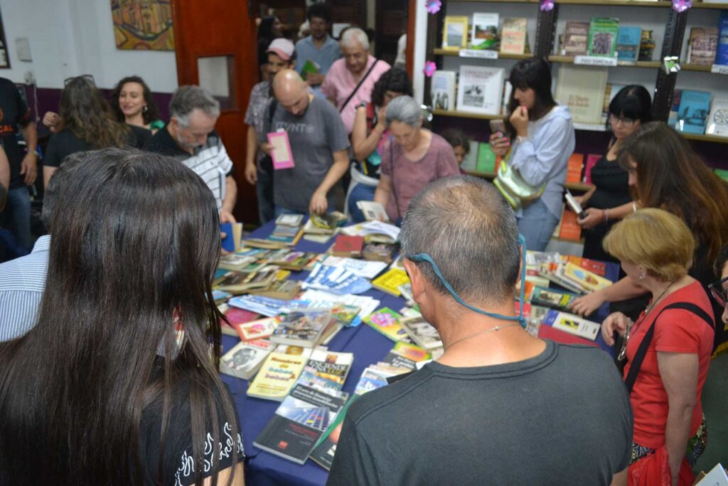 suelta de libros en la biblioteca Sarmiento